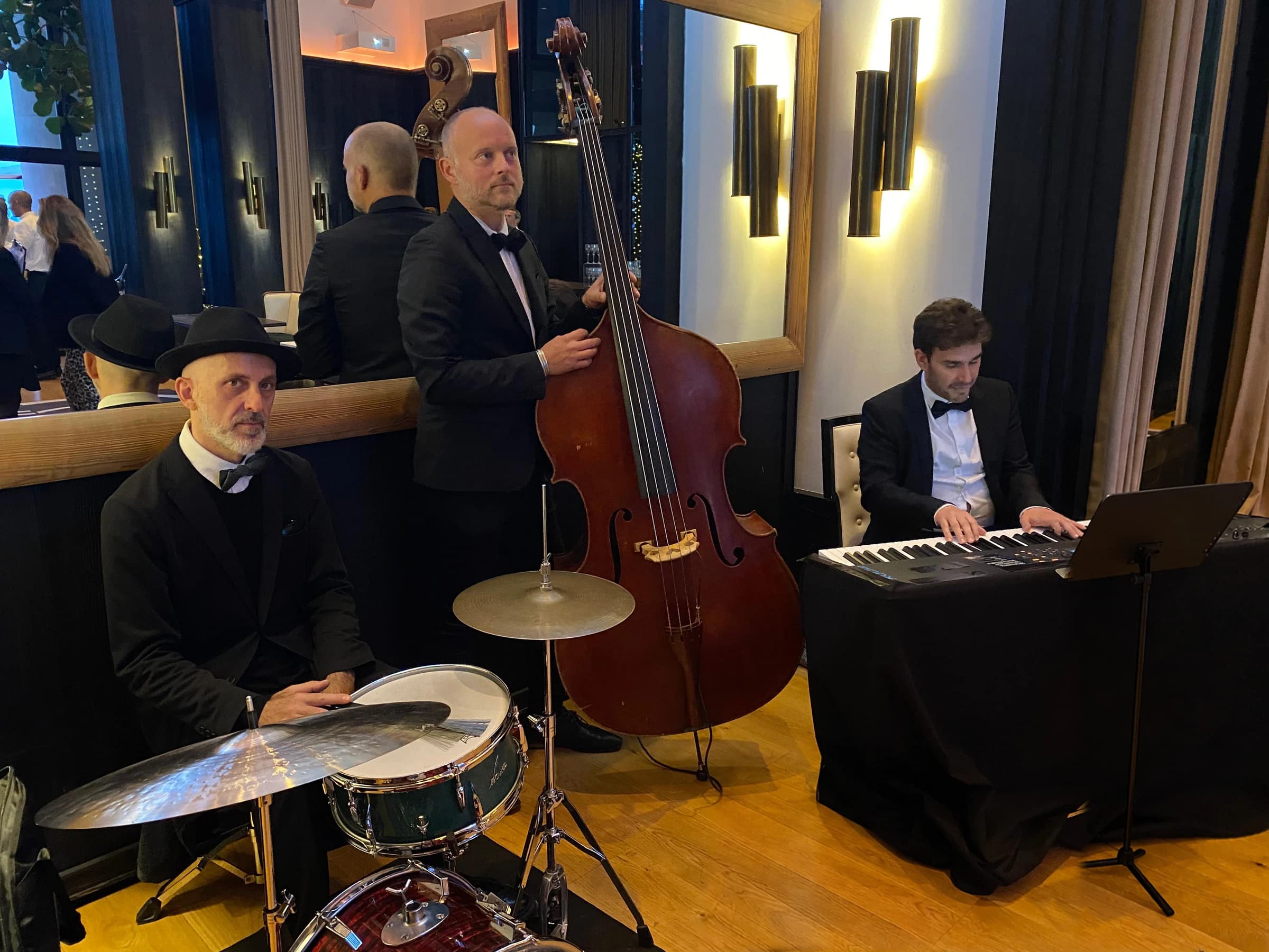 Trio de jazz Sounds Good en tenue de soirée dans un hôtel parisien