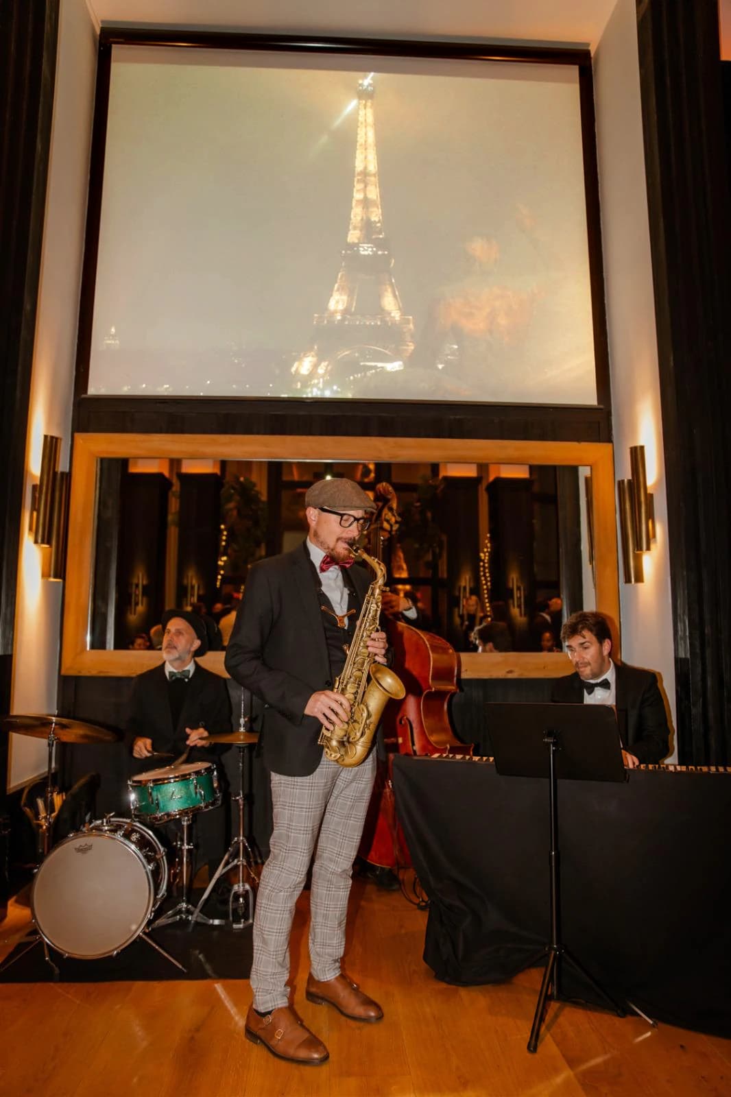 Groupe de jazz Sounds Good jouant devant une projection de la tour Eiffel